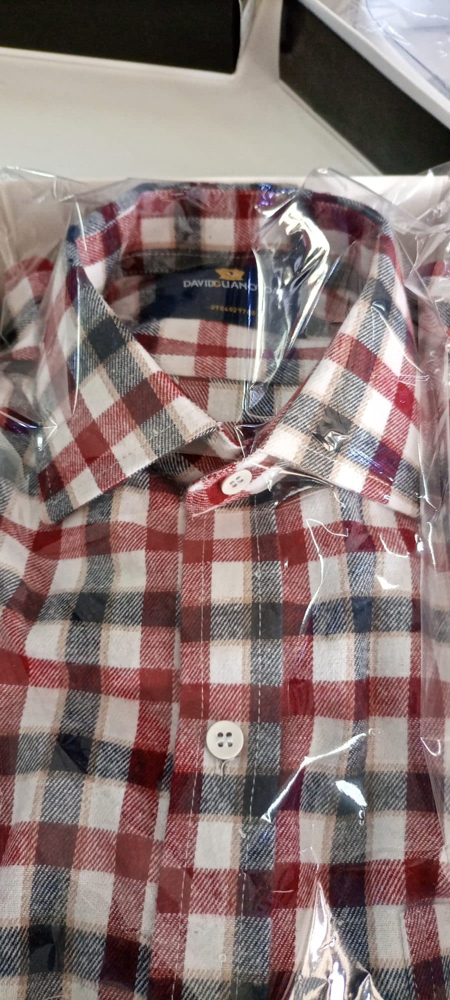 Camisa a cuadros rojos, blancos y negros