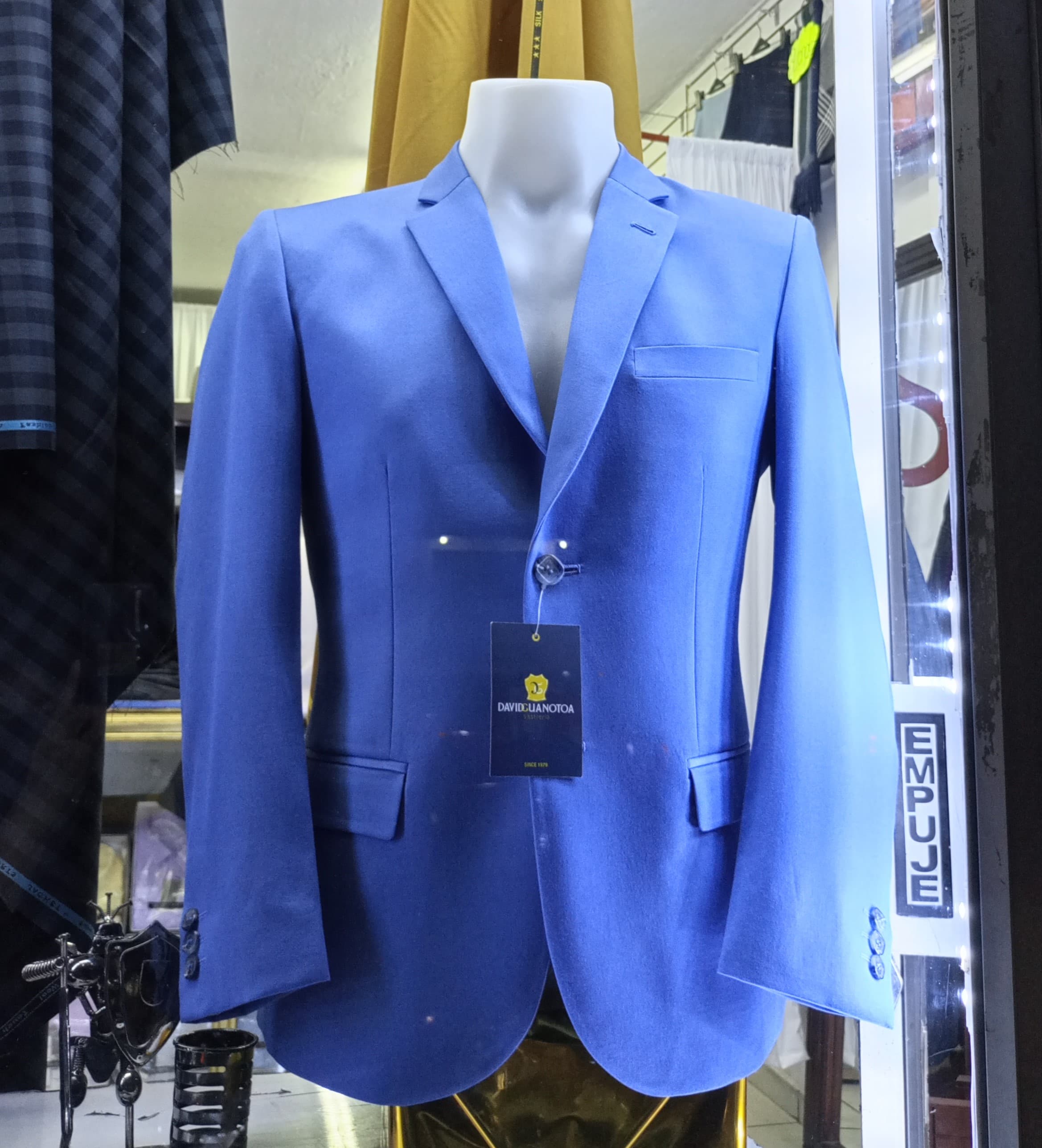 Saco azul eléctrico de un botón