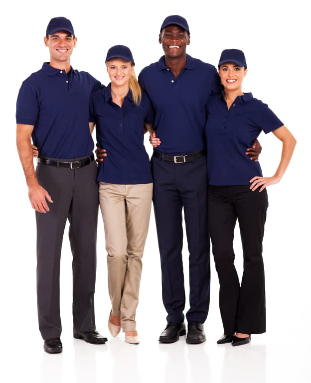 Equipo de trabajo con uniforme de camisa polo azul y pantalón